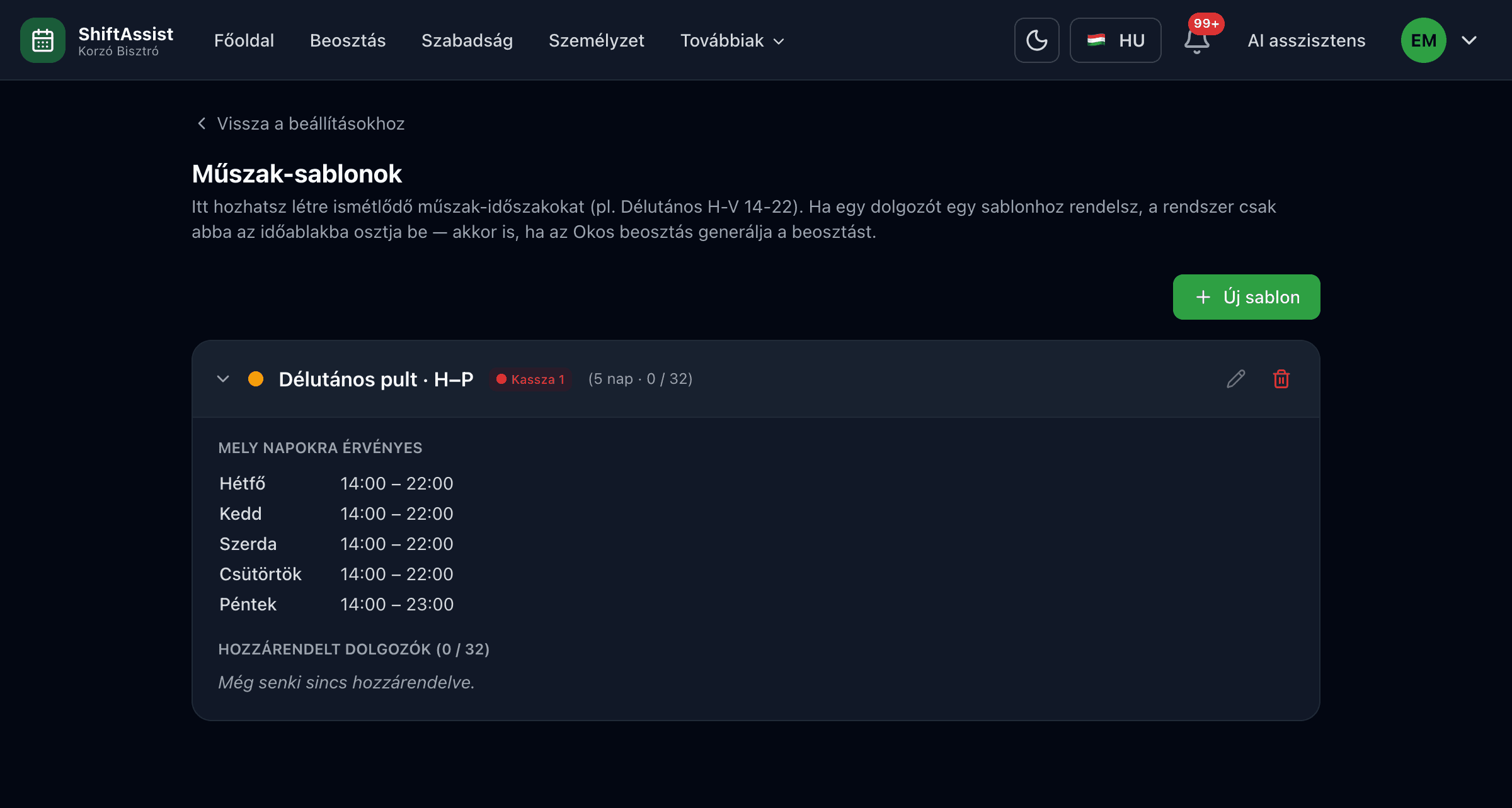 A Műszak-sablonok oldal egy kinyitott sablonnal: hétfőtől péntekig 14:00–22:00 időablakok.